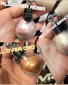 ILLUMINANTE IN POLVERE #mumakeup 🥰  La polvere illuminante con pompetta è un prodotto cosmetico pregiato. Una polvere illuminante molto fina, che grazie alla pompetta, può essere applicata con la semplicità di un profumo. disponibile in 3 tonalità di colore. Confezione da 11 gr Illuminante a pompetta  Polvere di stelle(nel listino)