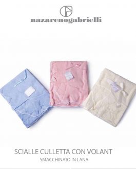 Scialle culletta NazarenoGabrielli con volant  Smacchinata in lana   Misura 90x118cm  Colori disponibili: • Rosa  • Celeste  • Panna
