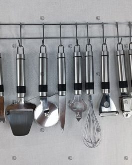 NUOVO SET 9 PEZZI INDISPENSABILI PER LA CUCINA 🤩🤩🤩  IN ACCIAIO INOX 💪💪💪  1 PELA PATATE ✅✅ 1 ROTELLA PER PIZZA ✅✅ 1 FRUSTA ✅✅ 1 APRI BOTTIGLIE ✅✅ 1 SCHIACCIA AGLIO ✅✅ 1 COLTELLO PER FORMAGGI ✅✅ 1 COLTELLINO ✅✅ 1 APRI BARATTOLO ✅✅ 1 PRATICO APPENDINO ✅✅