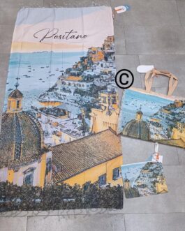 NUOVO SET SPIAGGIA I STAMPA DIGITALE 😍😍🏖️🏖️  TESSUTO COTONE 100% 🔝🔝🔝  TELO MARE CON FRANGE MIS. 90X170 ✅✅  BORSA MARE FODERATA, CON ZIP E TASCA INTERA CON ZIP MIS. 37X50X15 ✅✅  POCHETTE FODERATA CON ZIP MIS. 22X30 ✅✅  DISPONIBILE IN 2 VARIANTI  CAPRI 😍😍  POSITANO 😍😍  VENDITA ANCHE SINGOLARE ⚠️⚠️  PRODOTTO ITALIANO FRANCY HOME 🇮🇹🇮🇹🇮🇹  TELO  💣💣💣  BORSA  💣💣💣  POCHETTE  💣💣💣