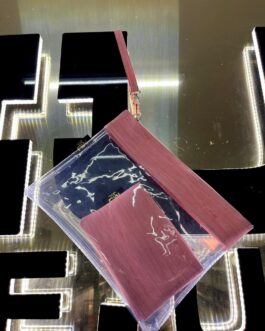 Beauty case trasparente con pochette interna, in 3 referenze di colore. Compatta e maneggevole, è l’accessorio indispensabile per avere sempre con sé il necessario per la routine di bellezza giornaliera. Composta da •Pochette esterna in morbido PVC trasparente, con pratica polsierina e chiusura a zip argentata 3Ox25 •Pochette interna con iconica fodera coordinata e chiusura a zip argentata 17×15