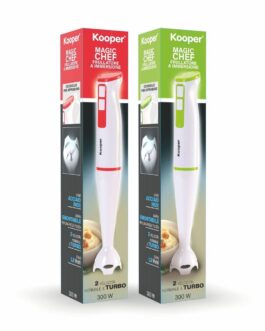Kooper – frullatore a immersione   Perché sceglierlo? Perché è versatile, preciso e veloce. La praticità è un’alleata immancabile tra i fornelli di chi si muove in tempi stretti, ma non rinuncia al massimo gusto. Trita, mischia e frulla ingredienti di diverse consistenze in pochi istanti: basta azionare il pulsante all’altezza dell’impugnatura e regolare la velocità. Con il frullatore a immersione sarà possibile realizzare delle golosissime zuppe, puree e frullati. Dopo l’utilizzo è sufficiente smontare la barra inferiore per una pulizia completa. Piccolo segreto: Vuoi un’idea per un piatto caldo e veloce per una piacevole coccola autunnale? Allora puoi provare a preparare una golosissima vellutata di zucca e patate, un’idea veloce e deliziosa: pulire e tagliare a dadini una zucca di piccole/medie dimensioni, soffriggere la cipolla con un po’ di olio, quindi aggiungervi la zucca, fino a farla ammorbidire. Aggiungere le patate precedentemente lessate e unirle alla zucca. Frullare il tutto e condire a piacere con pizzico di cannella e noce moscata o un rametto di rosmarino fresco. Puoi unire qualche crostino di pane per creare un piacevole contrasto di croccantezza.  Frullatore a immersione Magic Chef In ABS Lame in acciaio inossidabile Con 2 velocità di funzionamento Stick inferiore smontabile per una pulizia totale Rumorosità ridotta Misure: Ø 6 cm x h. 36,5 cm Potenza: 300 W Voltaggio: 220-240 V Frequenza: 50/60 Hz Classe di isolamento: II Lunghezza cavo: 120 cm