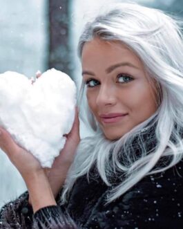 Rossetto mercedesz henger🩷    ROSSETTO MERCEDESZ HENGER  Il ROSSETTO MERCEDESZ HENGER della MU MAKE UP è un rossetto pensato, in collaborazione con la Show Girl, per chi vuole avere delle labbra perfette. E’ una nuovissima serie firmata da lei, è a lunga durata e con una finish matte. Audaci e sofisticati, i Rossetti matte offrono una tenuta straordinaria e una colorazione intensa. 💄👄