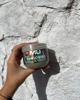 Fango viso argilla verde 200 ml   Maschera di fango all’Argilla Verde con Aloe  e Acqua Maris 150 ml Proprietà: L’argilla verde rimedio antichissimo e di grande efficacia svolge azione purificante e rivitalizzante elimina l’eccesso di sebo favorendo il rinnovamento cellulare, restituendo al viso luminosità e splendore. La presenza di Aloe Vera e Acqua conferisce al prodotto proprietà idratanti, lenitive e calmanti. Modalità d’impiego: applicare la maschera su viso e collo perfettamente puliti 1 o 2 volte alla settimana, lasciare in posa per 10-15 minuti. Successivamente rimuovere il prodotto con acqua tiepida. Mu make-up