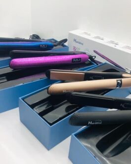 PIASTRA CAPELLI IN CERAMICA TEMPERATURA 230’C CAVO LUNGO 3M DIM 250x33x41.1 MM  Piastra round & sleek melcap, piastra di nuova generazione.• Piastra di nuova generazione che permette sia un liscio perfetto sia un bellissimo effetto mosso• centralina con FAST PTC• cavo antigroviglio girevole a 360• led indicatore temperatura• temperatura fino a 230°• riscaldamento in soli 90 secondi • pattini basculanti• colori assortiti, brillanti e vivaci