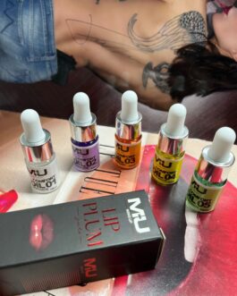 NUOVO LIP OIL COMFORT 10ML •TRASPARENTE OLIO IDRATANTE  •VIOLA OLIO NUTRIENTE •GIALLO OLIO LABBRA SECCHE E SCREPOLATE  •ARANCIO OLIO LABBRA LUMINOSE •VERDE OLIO LABBRA RIGENERANTE  10ml Di cosa si tratta?L’Olio labbra Lip Comfort Oil è un cocktail di oli unici che idrata, nutre, protegge e ripara le labbra: niente compromessi in fatto di lucentezza, nutrimento e comfort. La sua formula è stata perfezionata e arricchita con il 93% di ingredienti di origine naturale, incluso il 30% di oli vegetali ultra nutrienti, ovvero olio di jojoba, nocciola e rosa canina biologica, ingrediente iconico. Oltre a fornire nutrimento e comfort, questo estratto aiuta a rafforzare la funzione di barriera e, di conseguenza, a proteggere le labbra dai danni ambientali. Le labbra sono lenite e idratate, immediatamente e a lungo. 10 Ml MU MAKE UP ❤️